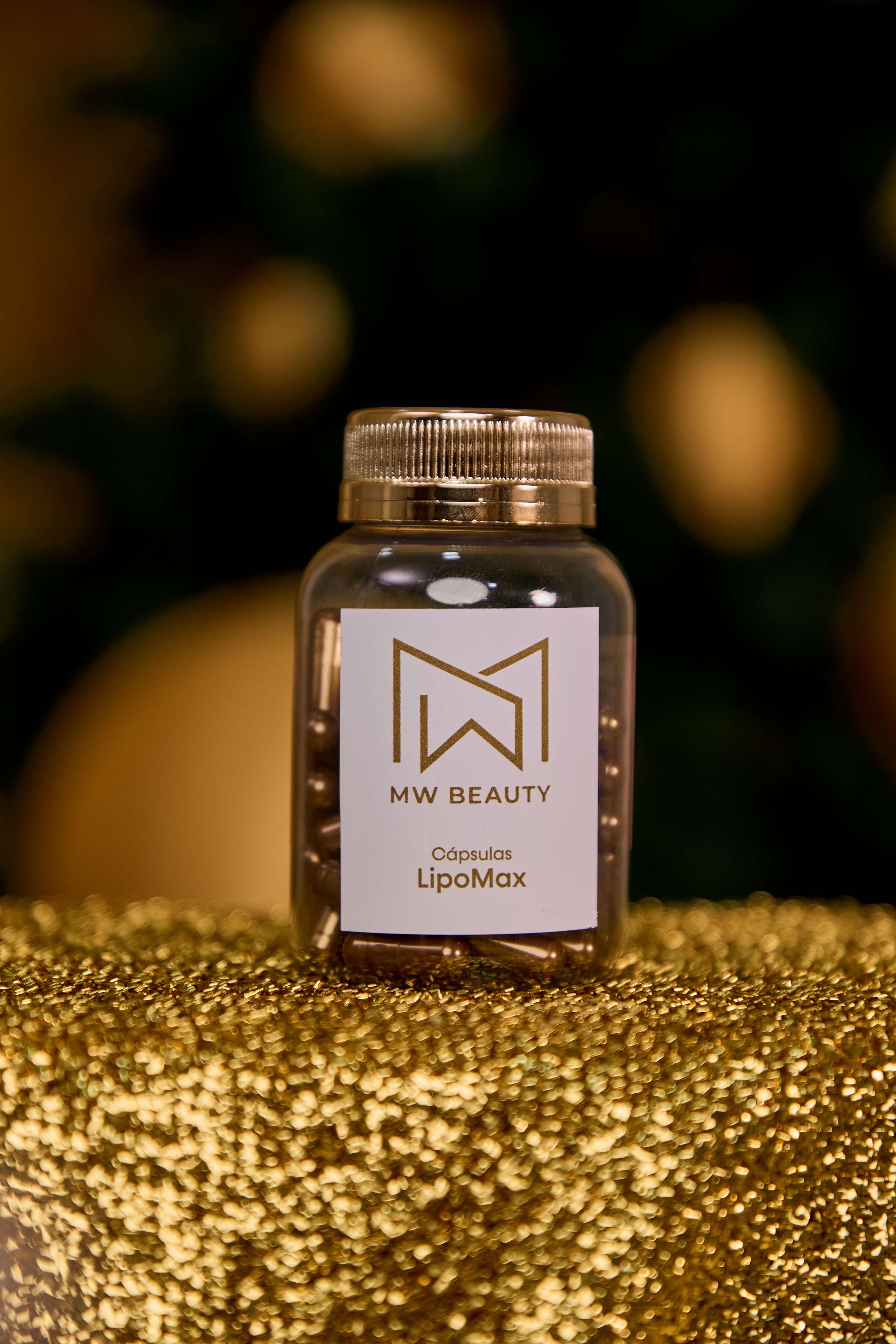 Frasco de produto MW Beauty sobre superfície dourada